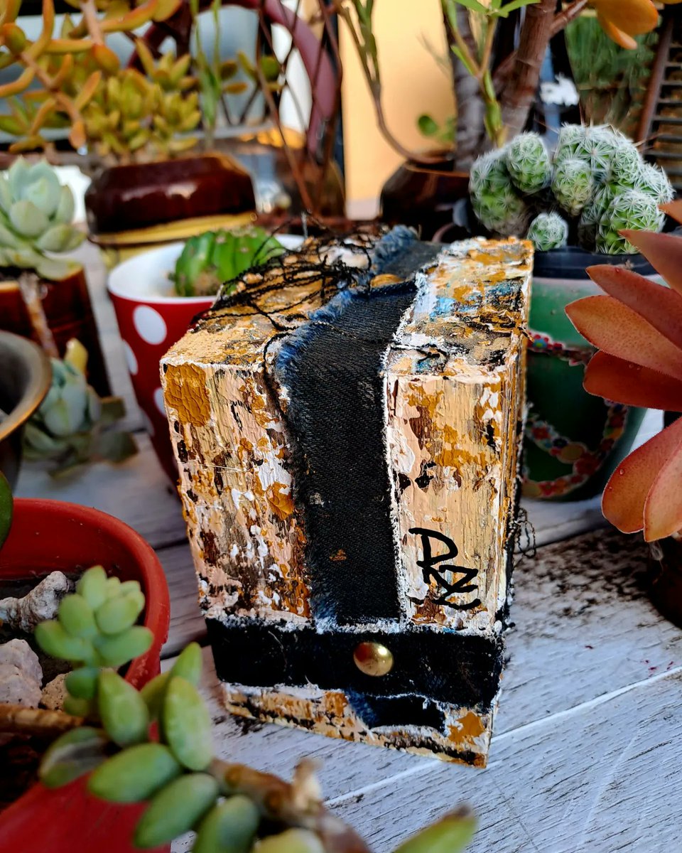 RutZerbatto's tweet image. &quot;BLOCK LIII&quot;.- Collage con tela de jean y tachas, acrílico, pintura asfáltica, barniz.
#artobjects #sustainableart #woodblock #acrylic #asphaltpaint #decodesign #the100dayproject #the100dayproject2023 #the100dayprojectwoodblocks #los100diasproyectolatino