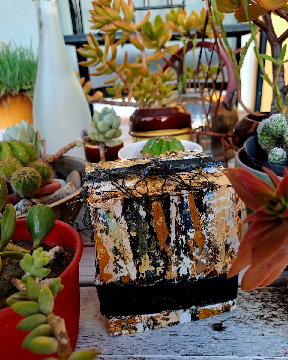 RutZerbatto's tweet image. &quot;BLOCK LIII&quot;.- Collage con tela de jean y tachas, acrílico, pintura asfáltica, barniz.
#artobjects #sustainableart #woodblock #acrylic #asphaltpaint #decodesign #the100dayproject #the100dayproject2023 #the100dayprojectwoodblocks #los100diasproyectolatino