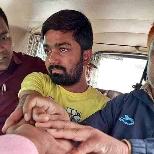 राहुल सिंह (@singhbest24) on Twitter photo करोड़ो लोगो का आवाज़ बनाने वाला……का ये चेहरा देख के मन दुखी हो गया करोड़ो लोगो का आवाज़ बनाने वाला……का ये चेहरा देख के मन दुखी हो गया