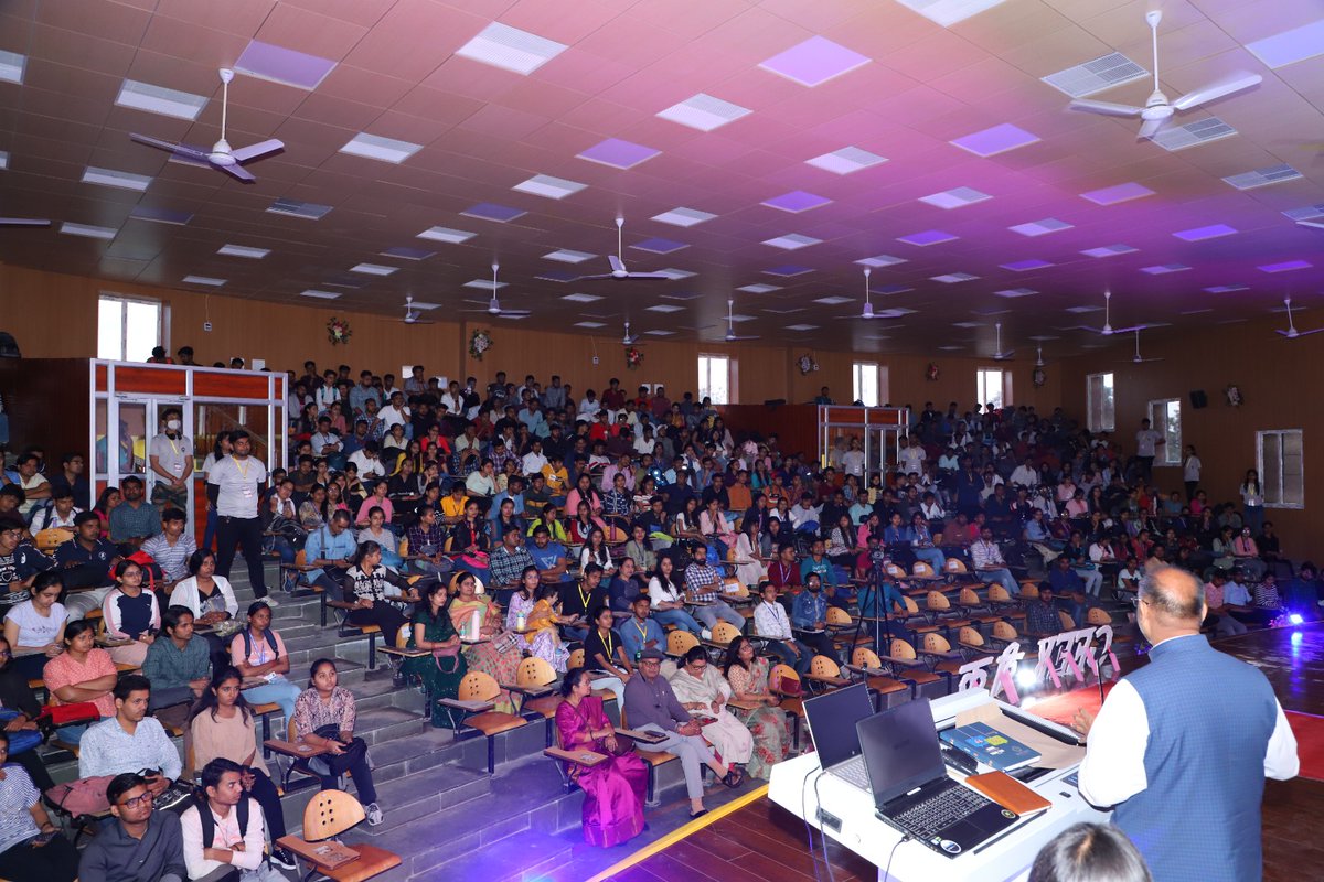 csjmuofficial's tweet image. विश्वविद्यालय में ६ दिवसीय टेक फेस्ट &quot;गीक - वीक&quot; का हुआ शुभारंभ। कुलपति महोदय प्रो. विनय कुमार पाठक की संरक्षता में आयोजित इस फेस्ट के उद्घाटन समारोह में कानपुर नगर के माननीय सहायक मजिस्ट्रेट आई.ए.एस. हिमांशु गुप्ता मुख्य अतिथि के रूप में उपस्थित रहे।
#csjmu #geekweek