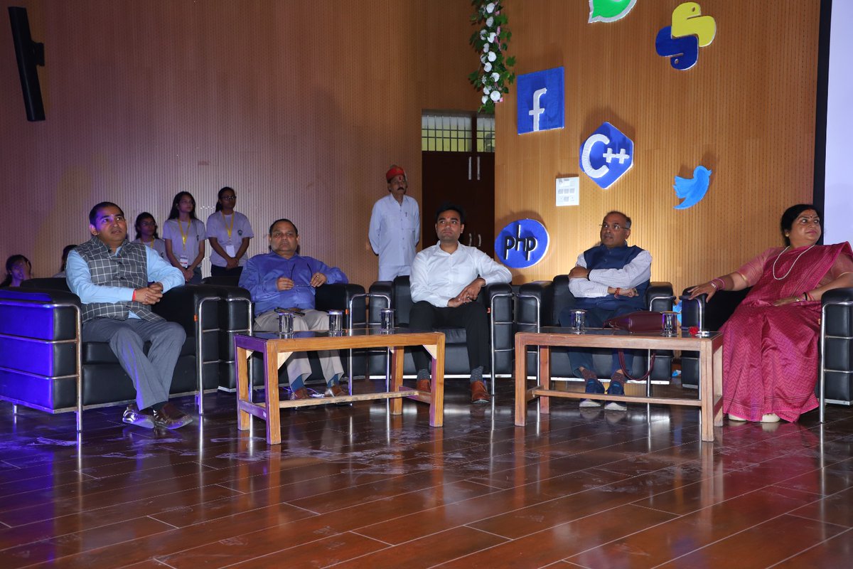 csjmuofficial's tweet image. विश्वविद्यालय में ६ दिवसीय टेक फेस्ट &quot;गीक - वीक&quot; का हुआ शुभारंभ। कुलपति महोदय प्रो. विनय कुमार पाठक की संरक्षता में आयोजित इस फेस्ट के उद्घाटन समारोह में कानपुर नगर के माननीय सहायक मजिस्ट्रेट आई.ए.एस. हिमांशु गुप्ता मुख्य अतिथि के रूप में उपस्थित रहे।
#csjmu #geekweek