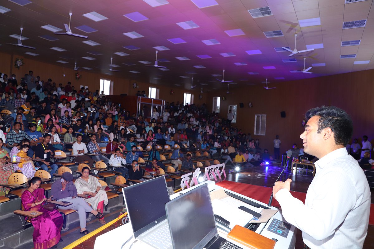 csjmuofficial's tweet image. विश्वविद्यालय में ६ दिवसीय टेक फेस्ट &quot;गीक - वीक&quot; का हुआ शुभारंभ। कुलपति महोदय प्रो. विनय कुमार पाठक की संरक्षता में आयोजित इस फेस्ट के उद्घाटन समारोह में कानपुर नगर के माननीय सहायक मजिस्ट्रेट आई.ए.एस. हिमांशु गुप्ता मुख्य अतिथि के रूप में उपस्थित रहे।
#csjmu #geekweek