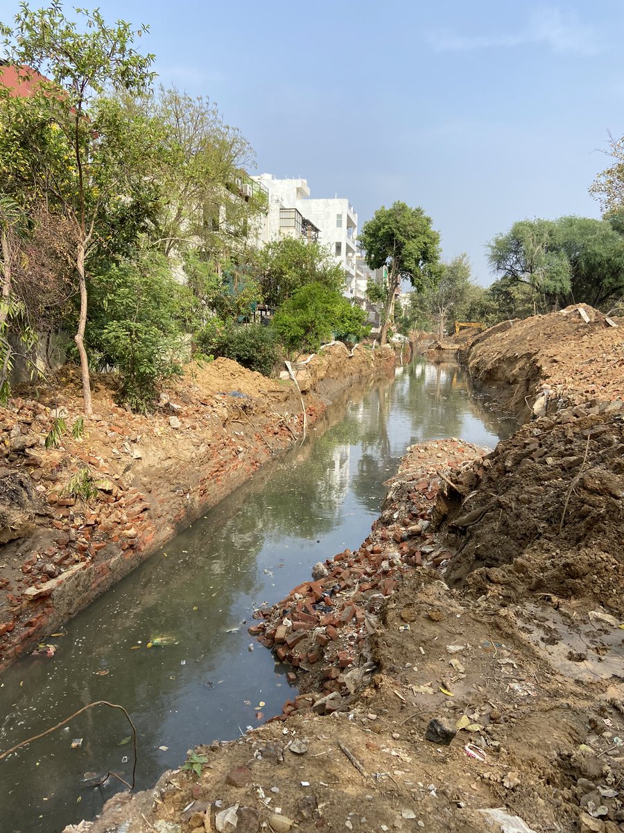 Aarohig29274661's tweet photo. @rakeshdaultabad can you pls explain why we residents have to go through this hell. Where are you and your team now? You dint inaugurate SWD, you inaugurated a disaster. @PMOIndia @cmohry @OfficialGMDA https://t.co/k2cmVxUIL6