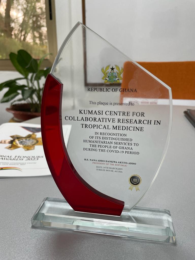KCCR_GH's tweet photo. The President of Ghana, Nana Addo Dankwa Akufo-Addo conferred Presidential Honours on KCCR for its remarkable contribution to the National COVID-19 response. KCCR shares in this glory with all its collaborators and friends”
@BNITM_de @KNUSTGH 
#presidentialawards
#COVID19 https://t.co/PpE3BIQvqZ