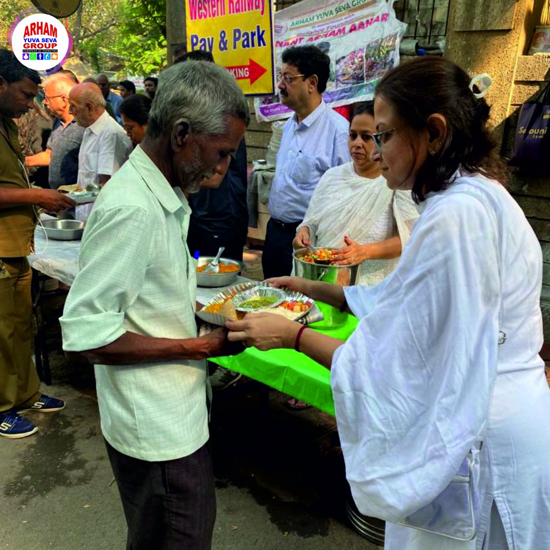 AYSGIndia's tweet photo. Over 225 people were provided with meals under #arhamaahar
💎 UPMA
💎 SEV
💎 MITHI PURI
💎 TEA
#aysg #kandivali #arhamaahar #mealdistribution #fooddistribution #oneteamonedream #spreadingcoloursofhumanity https://t.co/rUb2r6S9HA