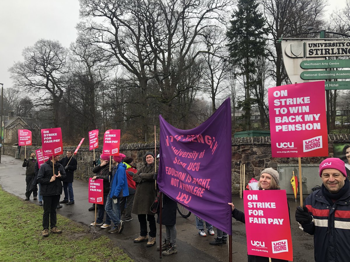 Plenty of public support at Stirling main entrance this morning. #ucuRISING #FourFights #USSmess #EnoughIsEnough @UCUScotland