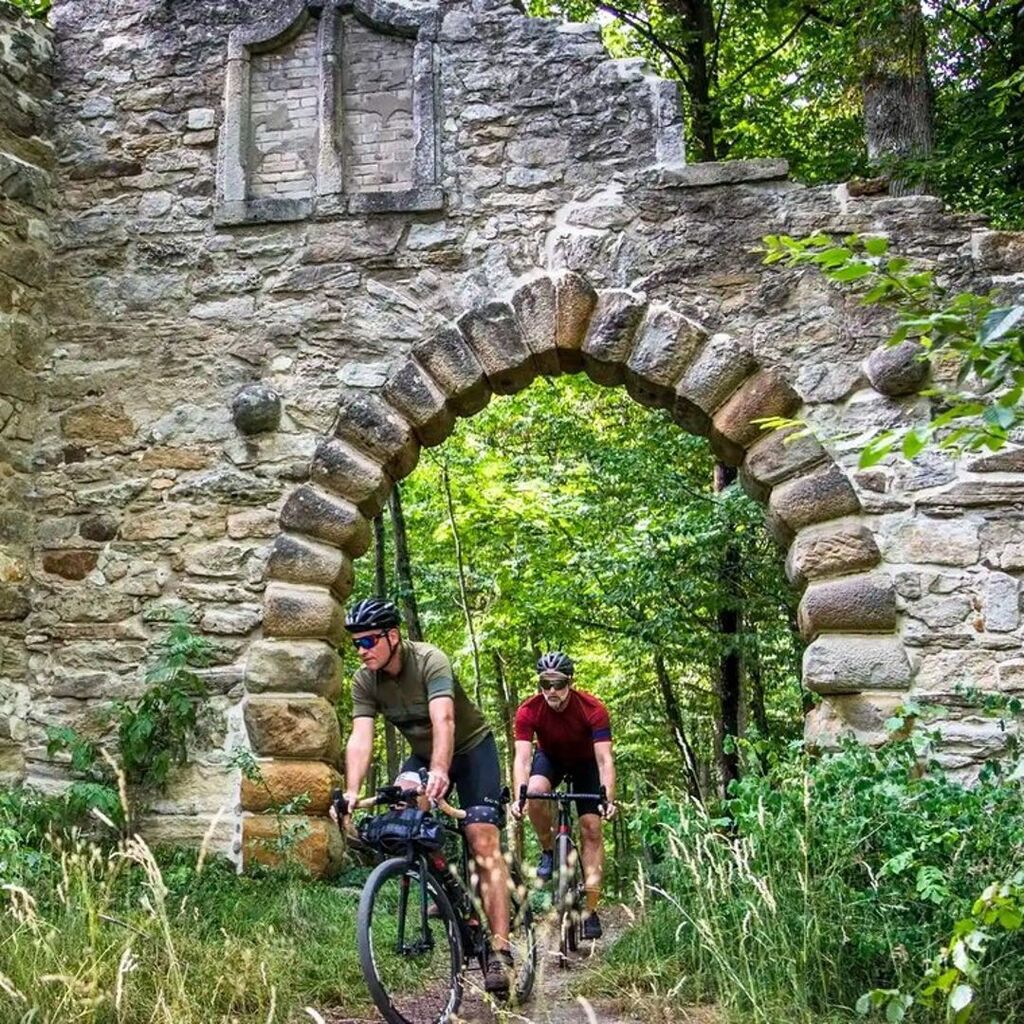 MicroAdventure Bikepacking durch die Haßberge
In der Gravel-Region Haßberge @hassberggravel ist einiges los. Nicht nur sind eine Reihe an neuen Routen am start (siehe gern auf GravelDeluxe), sondern gibt es auch ein kleines Bikepacking Abenteuer in dem i… instagr.am/p/CqAhU8vNydk/