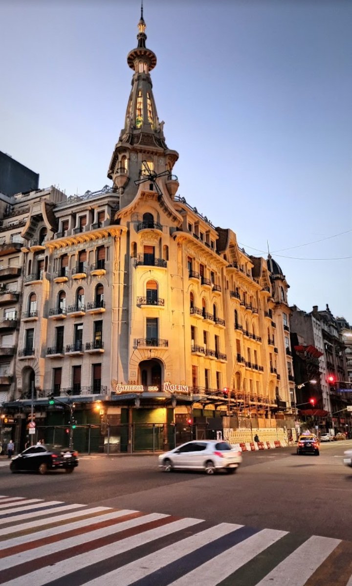 am_propiedades's tweet photo. Buenos Aires; La Confitería del Molino, inaugurada en 1917 por Constatino Rossi y Cayetano Brenna, ambos reposteros italianos, y bautizada de esa manera porque enfrente, en la Plaza del Congreso, funcionó el primer molino harinero de Buenos Aires. https://t.co/UOgAhRLONG