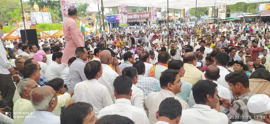 shoquatmansoori's tweet photo. मंदसौर जिला कांग्रेस कमेटी नवनियुक्त अध्यक्ष श्री @Vipinjain_ जी के पदभार ग्रहण समारोह में पूर्व मंत्री श्री @sajjanvermaINC जी, आलोट विधायक श्री @ManojChawla223 जी एवं जिला प्रभारी श्री मुजीब कुरैशी जी ने सम्मिलित होकर लोकतंत्र सम्मान दिवस के अवसर पर विशाल जनसभा को संबोधित किया। https://t.co/mYZX0pXYoK