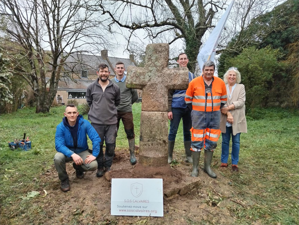 soscalvaires's tweet photo. Après un #accident en 2018, cette #croix en #granit du #XIVe siècle a enfin été restaurée par nos #équipes du #morbihan. En 5 ans, aucunes nouvelles de la #commune propriétaire des lieux -> en moins de 2 mois, notre #antenne a tout remis sur pied !
#efficace
Bravo et merci !!! https://t.co/s1kU55WFKL