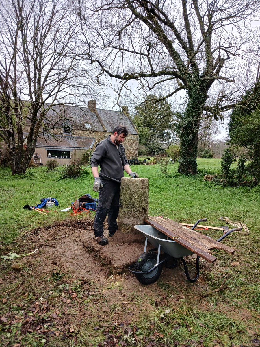 soscalvaires's tweet photo. Après un #accident en 2018, cette #croix en #granit du #XIVe siècle a enfin été restaurée par nos #équipes du #morbihan. En 5 ans, aucunes nouvelles de la #commune propriétaire des lieux -> en moins de 2 mois, notre #antenne a tout remis sur pied !
#efficace
Bravo et merci !!! https://t.co/s1kU55WFKL