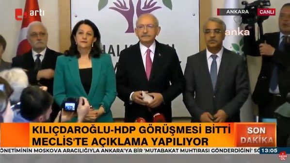 ayanmstf42's tweet photo. @herkesicinCHP Atatürk’ün partisi diyenler burdamı?

💥 Kılıçdaroğlu'yla yapılan görüşmede "Çözümün adresi Meclis" diyen HDP, aynı saatlerdeki Hakkari'deki sözde 'Newroz' kutlamasında çözümün adresi olarak İmralı'yı işaret etti. https://t.co/5nW6wvULuA