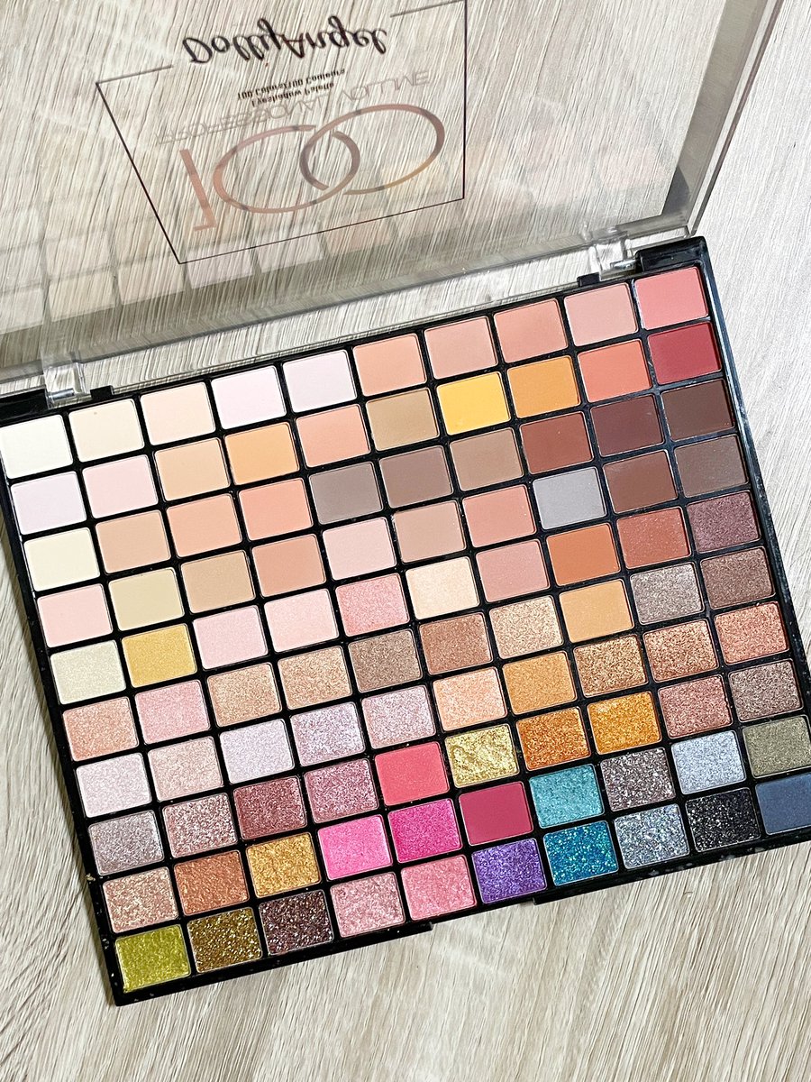 「そういやドンキでおもろいメイクパレット見つけたんで衝動買いしました。 」|はなのすみれ🐤🦜のイラスト