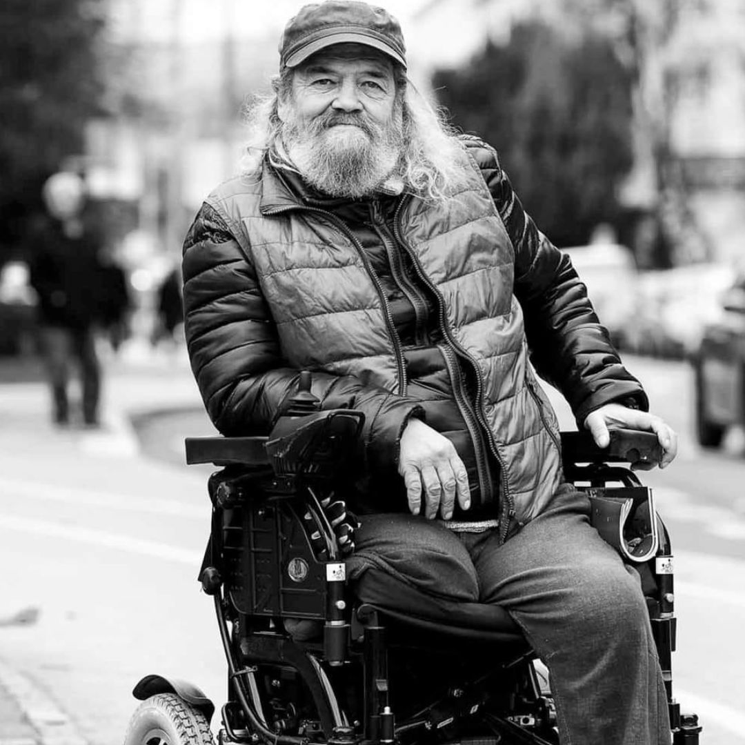 _INSP's tweet photo. Street Paper vendor Goran Srok now has a home of his own after years of homelessness.  He sells @KraljiUlice, in Maribor, Slovenia.  
We are delighted he has a safe place to call home.  
Photo: Nada Žgank
#streetpapers #homelessnessawareness #endhomelessness #workingnotbegging https://t.co/MynCCT4wYv