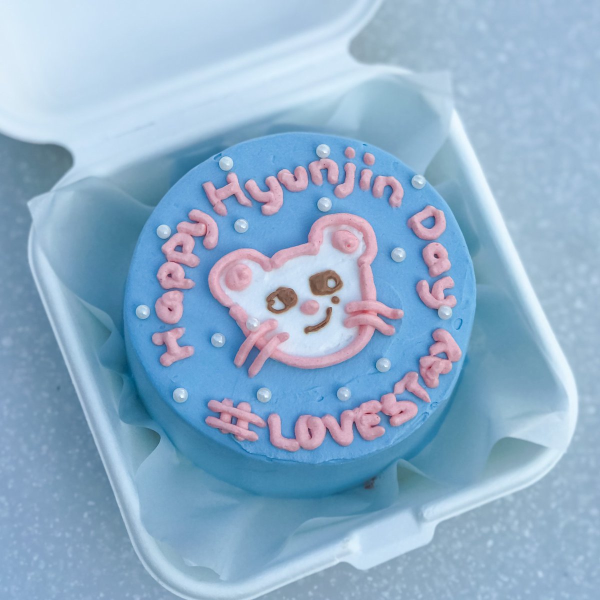 gguggucakes's tweet photo. Happy birthday to @Stray_Kids genius artist, Hyunjin! 🦝 We hope for your success! 🎂🎉 See you in manila again, soon (?)  

#straykids #hyunjin #gguggucakeskevents #bentocakes https://t.co/KWFU48Ka83