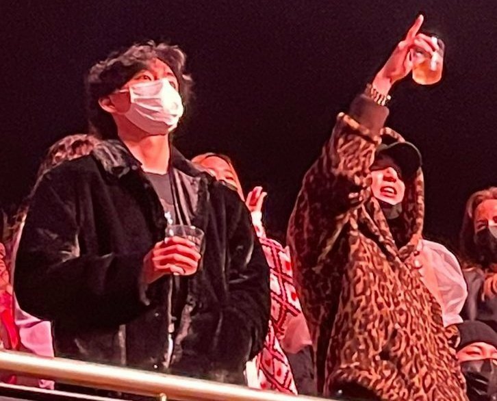 realvkk's tweet photo. taekook together at harry's concert again 😭😭😭 https://t.co/UXnNWxeDO7