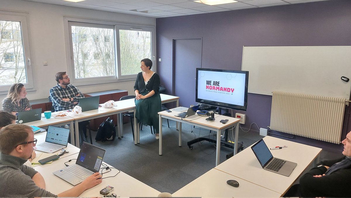 EmilySarrey's tweet photo. 🔎Magali Cressy, directrice de #NWX était présente ce matin auprès des #startups de l'incubateur pour leur parler de #vivatech 📈🚀 #wearenormandy https://t.co/EXCd55yCqa