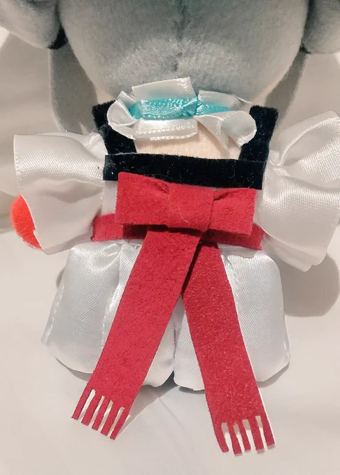 推しぬいをお作りになっているようでしたらこちらもご参考までに…!①顔は刺繍です②部品は厚みを出すためフェルトを2枚貼り合わせています③腰のリボンもちゃんとあるよ!④手袋と靴下は着脱可能です 