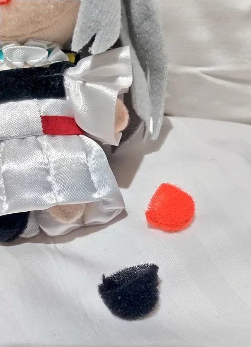 推しぬいをお作りになっているようでしたらこちらもご参考までに…!①顔は刺繍です②部品は厚みを出すためフェルトを2枚貼り合わせています③腰のリボンもちゃんとあるよ!④手袋と靴下は着脱可能です 