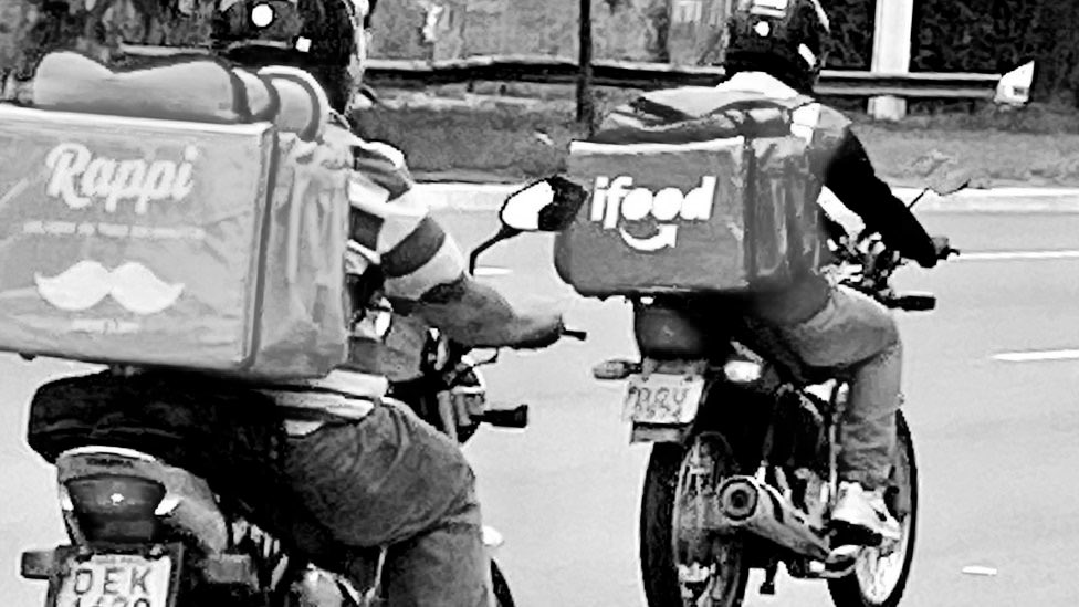 Representantes de motoristas e entregadores de aplicativos se reuniram com o governo e avisaram que não desejam a burocratização da atividade e a contratação pela CLT.  O governo não aceitou e o clima esquentou na reunião.

O governo insiste em, mesmo contra a vontade da