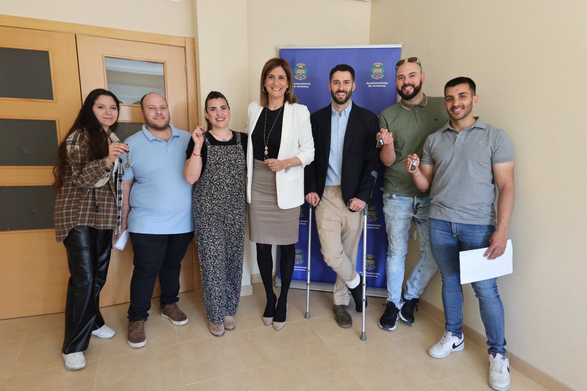 AytoArchena's tweet photo. 🔑 4⃣ familias jóvenes de #Archena ya disfrutan de sus nuevas viviendas, gracias al plan de vivienda joven puesta en marcha por el @AytoArchena y el convenio firmado con #Sared
📸La alcaldesa @Patriciaflopez hace entrega de las llaves de las nuevas viviendas. https://t.co/oZ0T2PBlxF