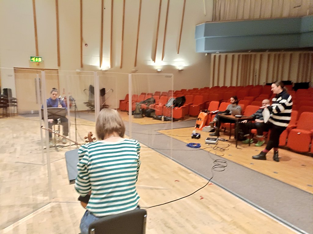2nd @Distractfold workshop at the @MHCentre. Reading scores by @ellakaysound Eddie Lansley and @joshuajgardner #machinelearning #ML4M #violin #bassclarinet @UoMSALC