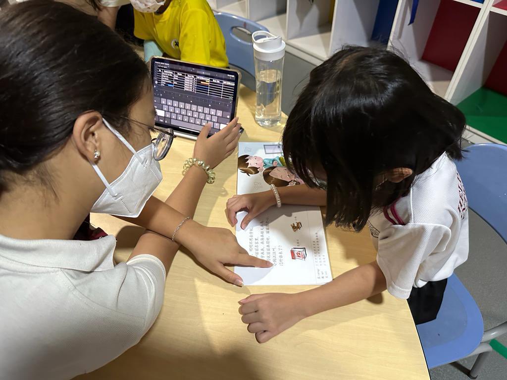 On Thursday morning Year 7 students help the Year 1 &amp; 2 students in their Bilingual Classes. Empowering students to empower students! <a href="/HELPISKL/">HELP International School</a> #LanguageLearning #HIS #school #learning