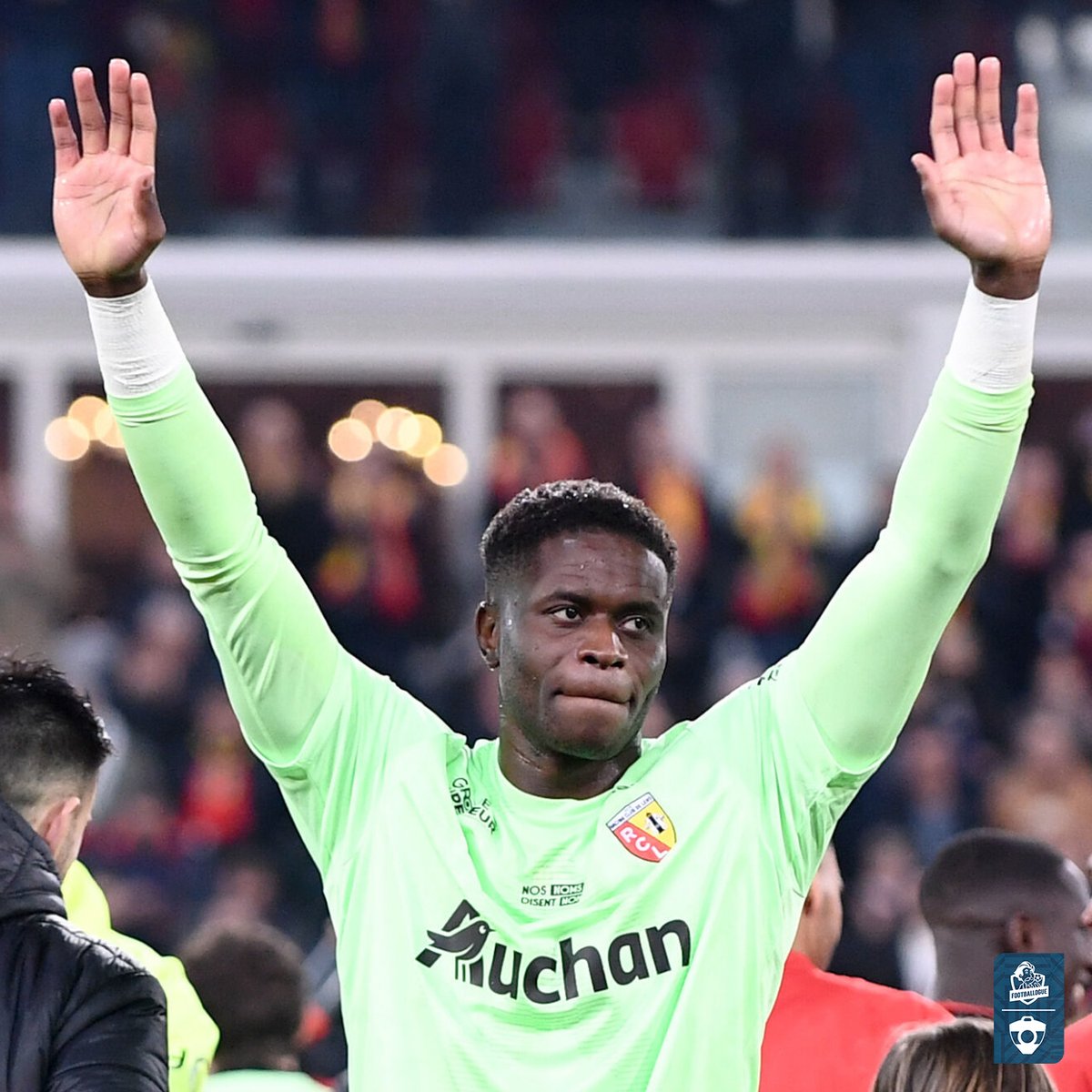 Footballogue's tweet photo. Samba  sur l'annonce de la liste pour l'Equipe de France💬 : "J'ai compris la portée quand j'ai vu la réaction de mon père ensuite. C'est quelqu'un qui se contient et là, il a lâché prise. Dans ses yeux, tu vois que tu réalises quelque chose de grand. C'est fou d'être dans les 23 meilleurs joueurs de son pays." 🇫🇷

(L'Equipe)
