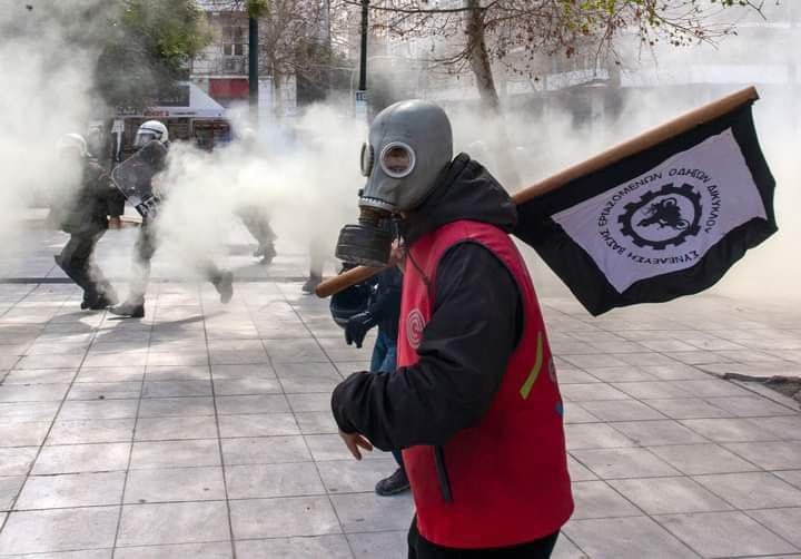 Bisiklet ve Motosiklet Binicileri Üs Birliği Meclisi'nin (S.V.E.O.D.) Binicileri, 16 Mart'ta Atina'daki genel grev mitingine katıldılar ve çevik kuvvet polislerinin saldırısına uğradılar:

 SVEOD bildirimi: sveod.gr/?p=5225

 #deliveryheroridersunited