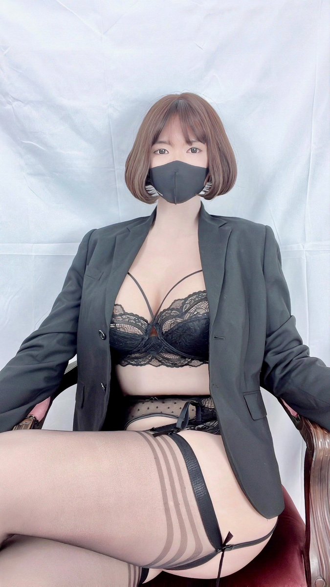 저라고 이러고놀면서 왜 남자한테 당하는 상상을 안해봤겠냐만은 머릿속으론 벌써 납치 강간 갱뱅 모든 걸레짓은 다해봤습니다만 그렇게 한발 빼고나면 가슴한켠 저 구석에서부터 병신아 정신차리라는 그 1g의 이성으로 오늘도 여친과 평온한 하루를 보내는 밤입니다 내일은 메이드입고 5대 1이다…ㅋ