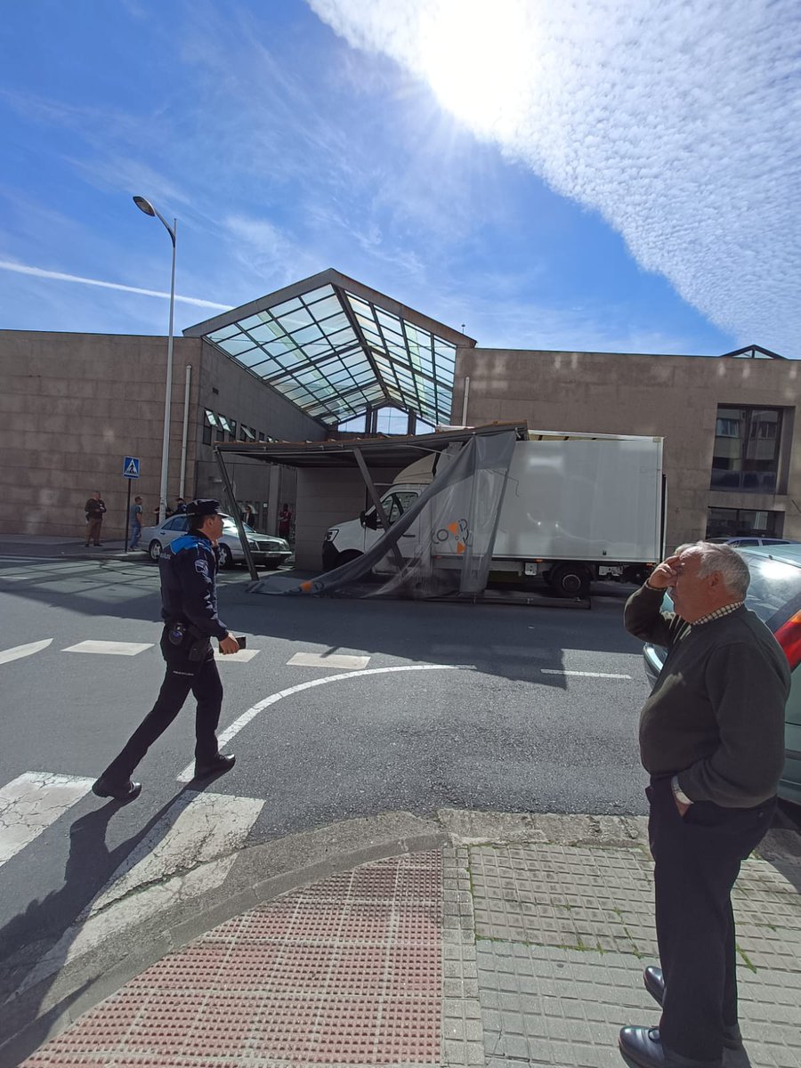 vocescoruna's tweet photo. #Últimahora | 🔴  [11:30] Choca un camión contra el CovidAuto del Ventorrillo. Sin heridos. Conductores de bus habían pedido en @vocescoruna que se retirase esta instalación sanitaria. #VDAC https://t.co/1cBR2OyUwu