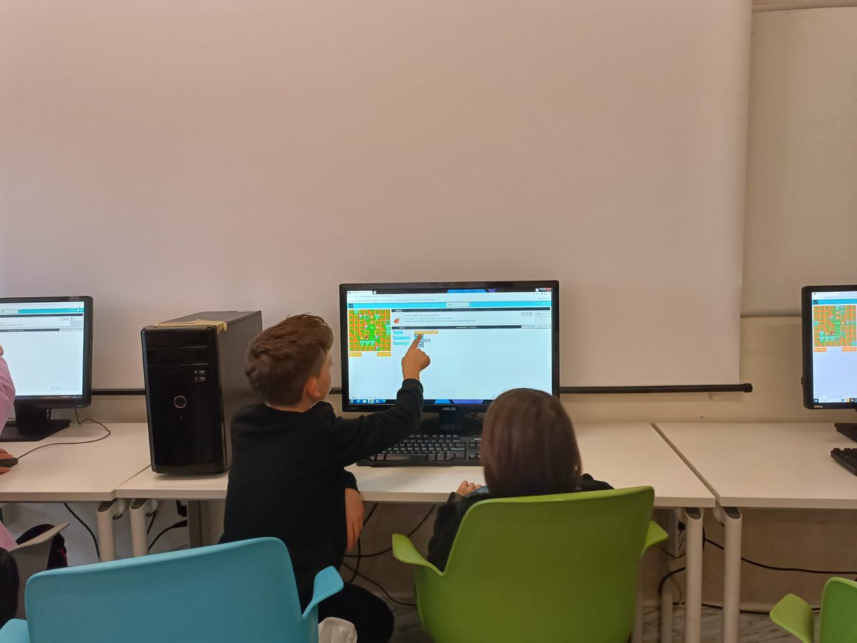 Inauguriamo la settimana con l'Istituto Comprensivo Tullio De Mauro. Oggi abbiamo accolto le classi quarte per i nostri laboratori di: #coding, fabbricazione digitale e #robotica.  
#SmartHeartRome <a href="/Roma/">Roma</a> <a href="/FmdGiovanna/">Gc</a> <a href="/Eleonora_FMD/">Eleonora Curatola</a>