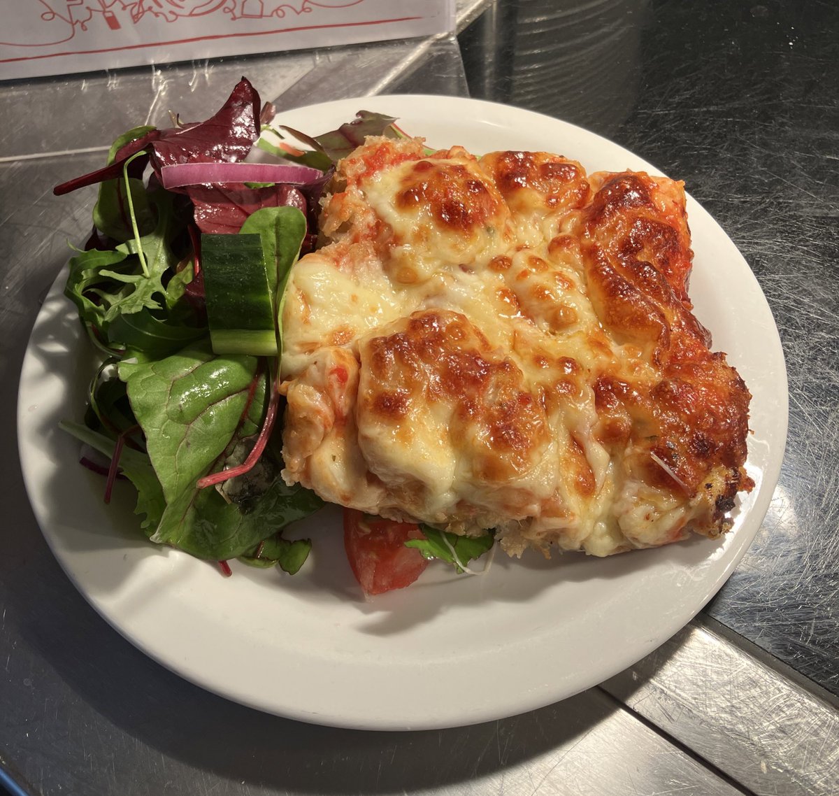 kingsfoodnews's tweet photo. Today at Henri’s Restaurant as a Chef Choice! A delicious homemade Margherita Pizza with fresh salad! https://t.co/dJVI3iP04t