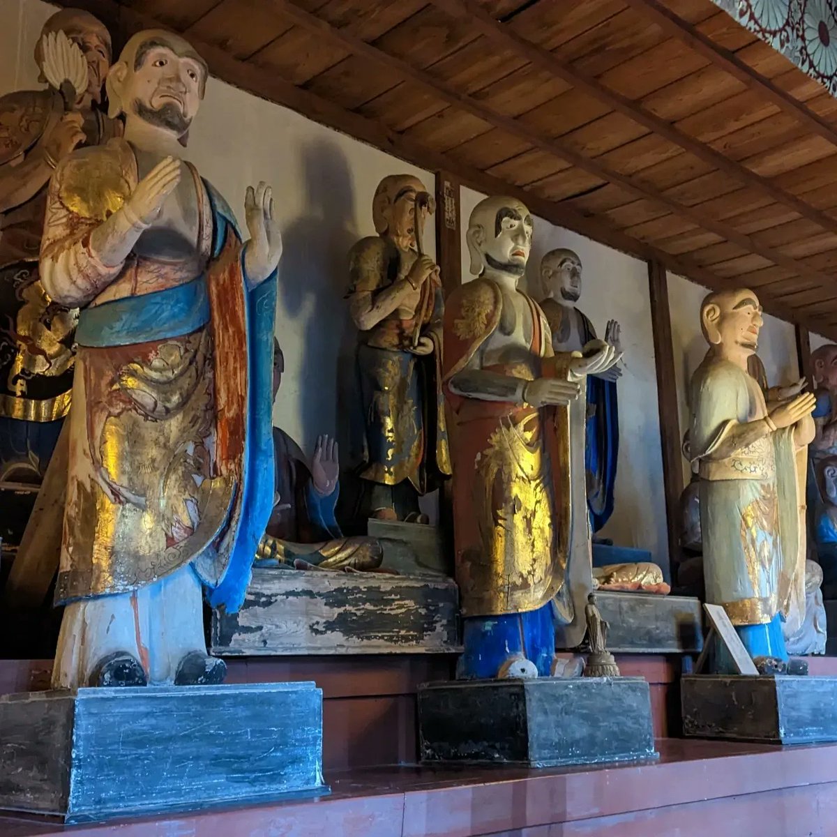 BPackersGuide's tweet photo. On my way to Jizoji (地蔵寺 - #temple 5 of #ShikokuHenro), I lost my path again and accidentally entered the temple from the back. There is an additional hall with a plethora statues that can be entered for an additional 200¥ (1,50€).
#BackpackersTale #Japan https://t.co/1IFgYEE5oN
