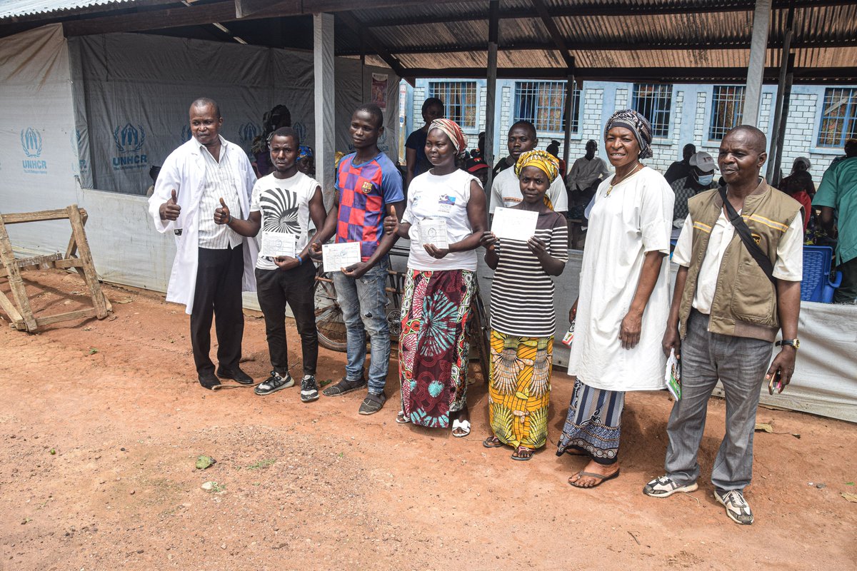 OMSRDCONGO's tweet photo. Pour ne laisser personne de côté, @OMSRDCONGO avec le soutien de @eu_echo @gavi @USAID &amp; @UNHCR_DRC, se joint au @Pev_rdcongo pour💉les personnes hautement prioritaires contre #COVID19 parmi les réfugiés de 🇨🇫 du site #Inke, N-Ubangi🇨🇩. Le vaccin est le moyen sûr pour se protéger https://t.co/pxAUPNf6TJ