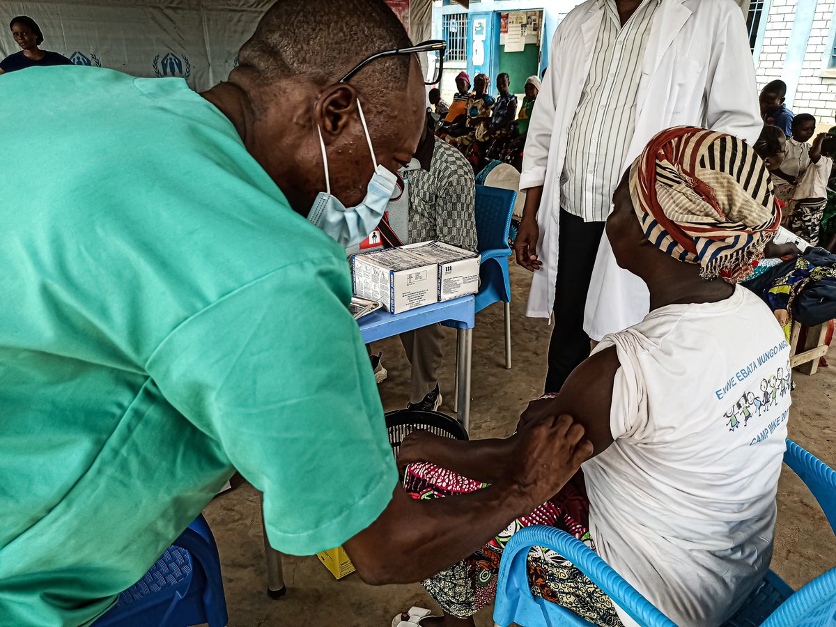 OMSRDCONGO's tweet photo. Pour ne laisser personne de côté, @OMSRDCONGO avec le soutien de @eu_echo @gavi @USAID &amp; @UNHCR_DRC, se joint au @Pev_rdcongo pour💉les personnes hautement prioritaires contre #COVID19 parmi les réfugiés de 🇨🇫 du site #Inke, N-Ubangi🇨🇩. Le vaccin est le moyen sûr pour se protéger https://t.co/pxAUPNf6TJ