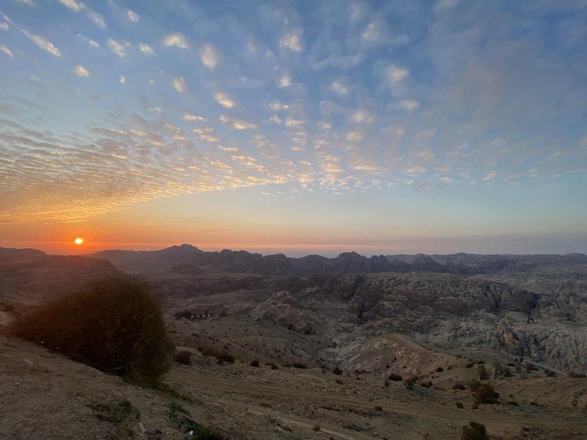 NaturalNav's tweet image. Happy March Equinox!
The sun will rise and set north of east and west from tomorrow. 
In the northern hemisphere this means its arc in the sky is bigger than half a circle, which is another way of saying... the days are growing longer than 12 hours now. #naturalnavigation