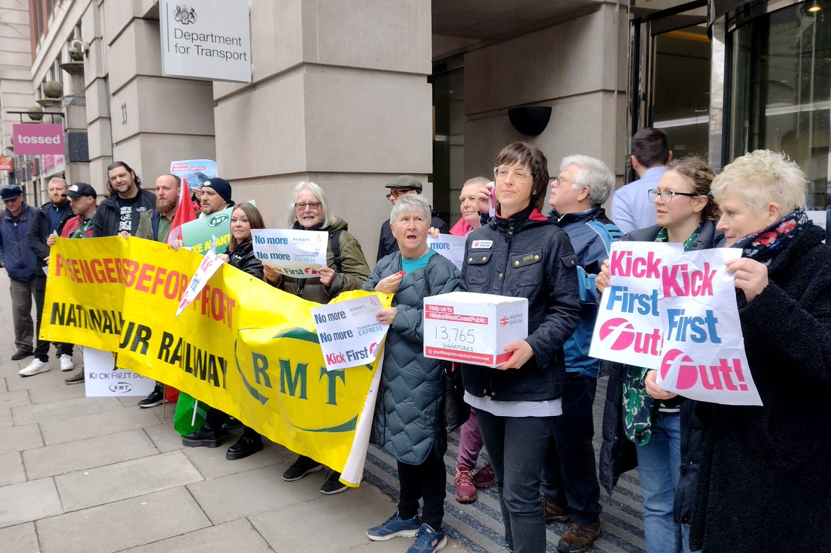 bringbackBR's tweet image. How dare @Mark_J_Harper award @FirstGroupplc's failing rail company #Avanti a 6-month extension to its contract?😡🚆
We went to @TransportGovUK this morning to hand-in our #MakeWestCoastPublic petition signed by nearly 14,000 people. 
Enough is enough. It's time to #KickFirstOut!
