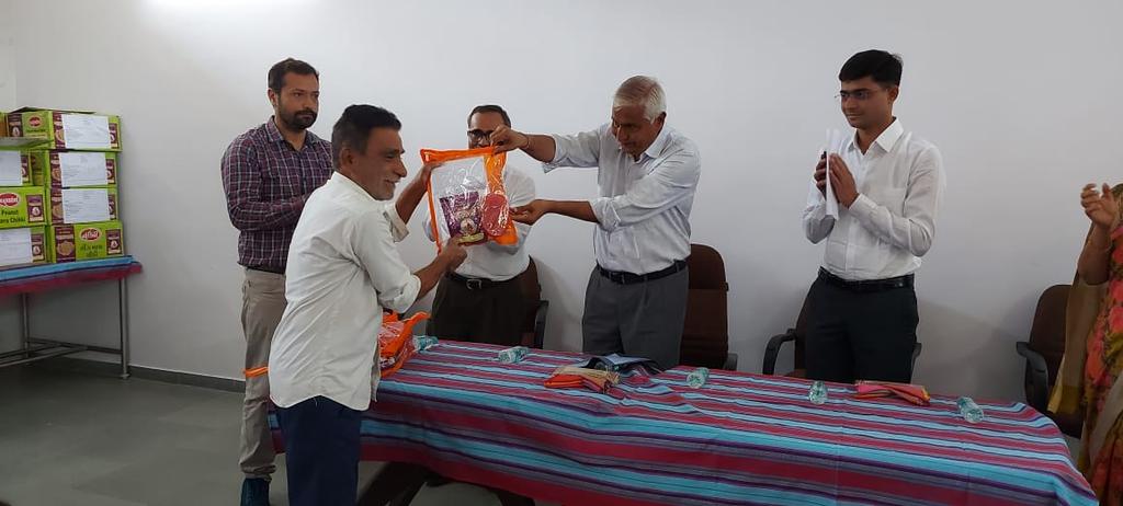 InfoGujarat's tweet image. શ્રી સોમનાથ ટ્રસ્ટ દ્વારા પ્રતિ માસની શિવરાત્રીએ વિવિધ જિલ્લાના જરૂરિયાતમંદોમાં પ્રસાદ વિતરણ કરવાની નૂતન પરંપરાનો લાભ આ વખતે વડોદરા જિલ્લાને મળ્યો..

#Somnathtrust #Gujarat #Vadodara