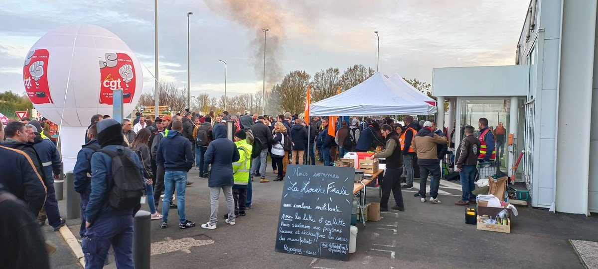 Ce matin piquet de grève à l'appel de l'intersyndicale. Les agents en colère. On ne lâche rien !  #64cestnon 
#ReformeDesRetraites
En AG les agents ont décidé de prolonger la grève reconductible jusqu'au 24 mars.
<a href="/SCECFDTCVDL/">SCE CFDT CVDL</a>