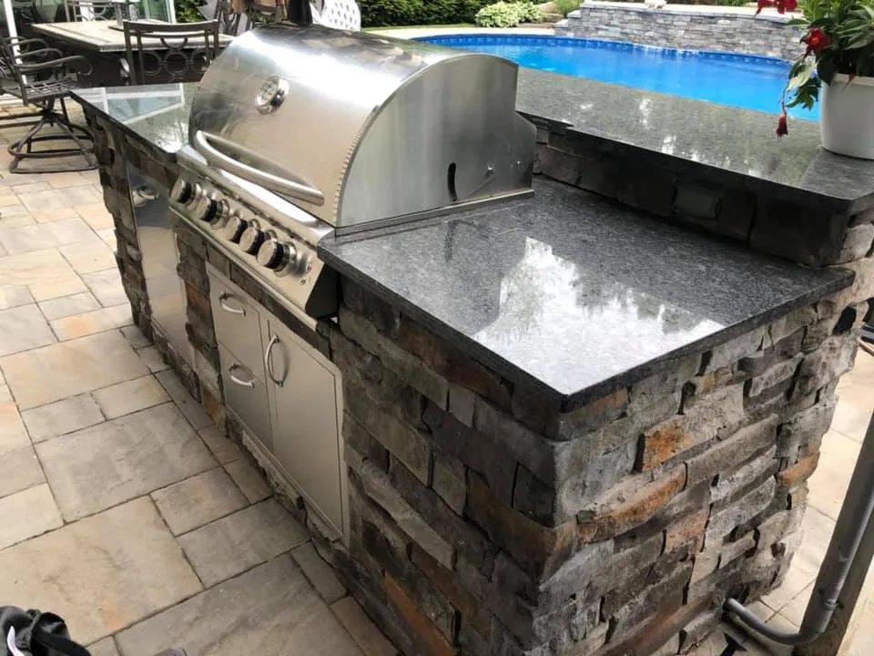 kitchen_outdoor's tweet image. There simply must be hot dogs and chips at a pool party! Call us today to get your grill and outdoor kitchen set up: (631) 585-3473! #PoolArea #Grill #HotDogs #Food #TheOutdoorKitchenFactory
