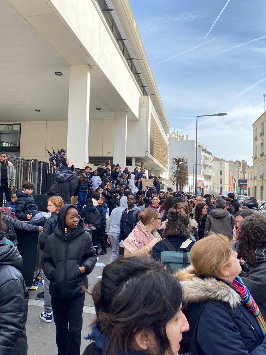 Montreuil. College Paul Eluard en grève. 200 élèves dans la rue. Ils exigent le maintien du collège dans les conditions du Reseau d'éducation prioritaire.