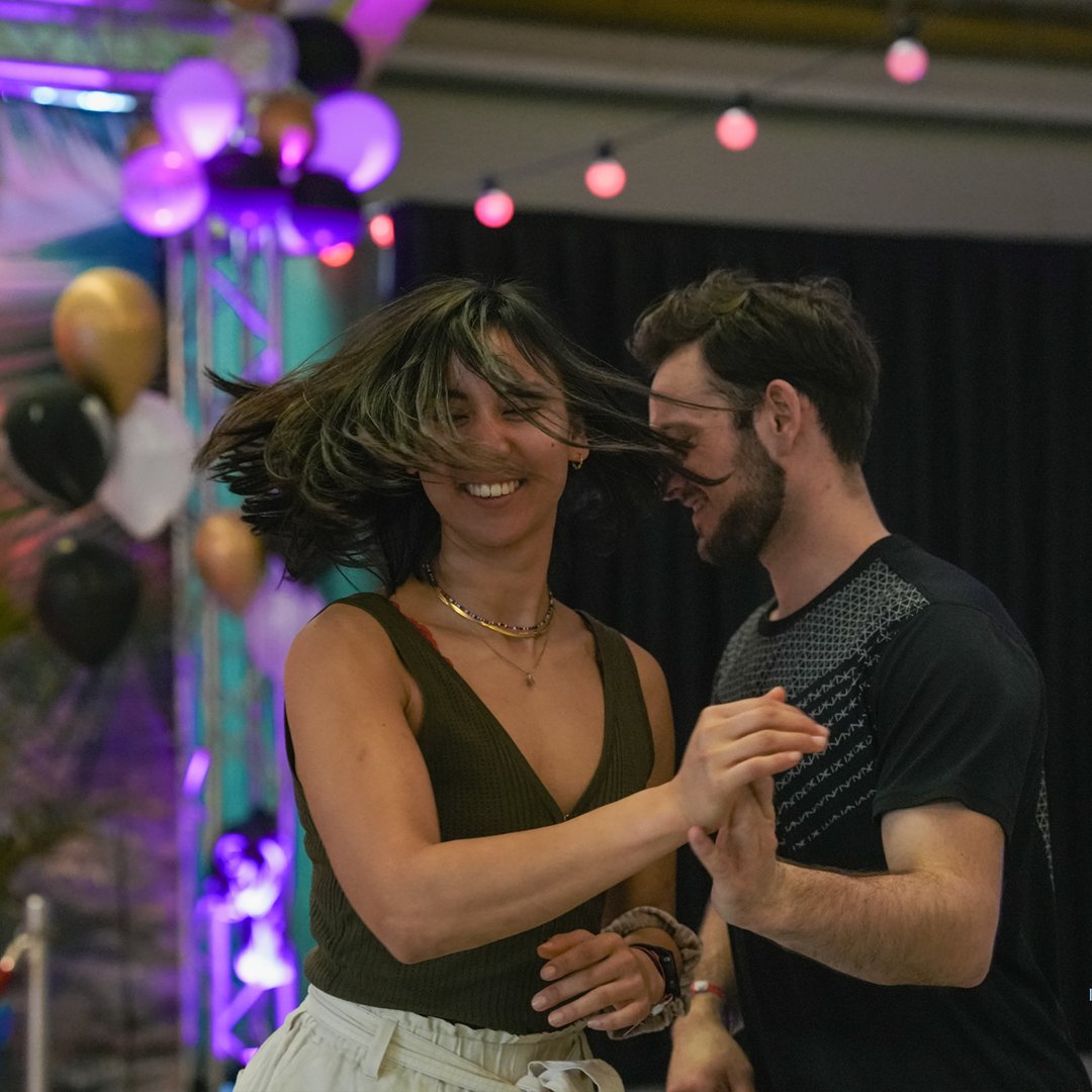 LatinWeekender's tweet image. It's a wrap! 🎉 We pakken de koffers weer in en vertrekken met mooie herinneringen huiswaarts. Dank jullie wel voor de gezelligheid en het onvermoeibare gedans 💃🕺 En dank aan alle dansers en dj's die hebben bijgedragen aan wederom een onvergetelijke editie van Latin Weekender!