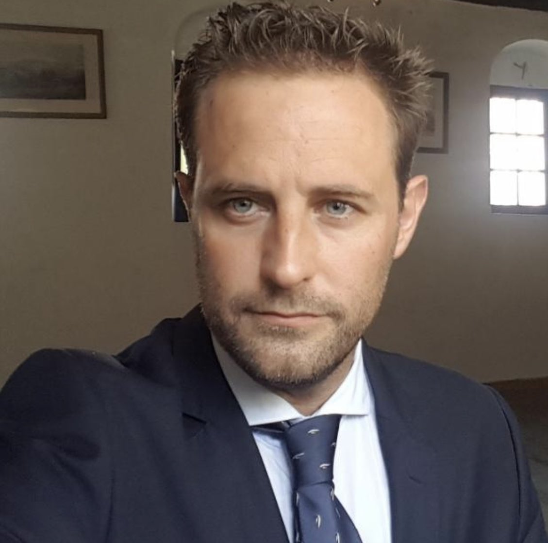 julio_astolfi's tweet photo. Ni un minuto más puede estar el @SevillaFC sin él, la destitución de Sampaoli tiene un único sustituto. La única opción para salir de esta situación pasa por tenerlo en nuestro banquillo: es la garantía que necesitamos. No hay más.  #abesielochavá #todossomosabe https://t.co/oUdYU3iZaG