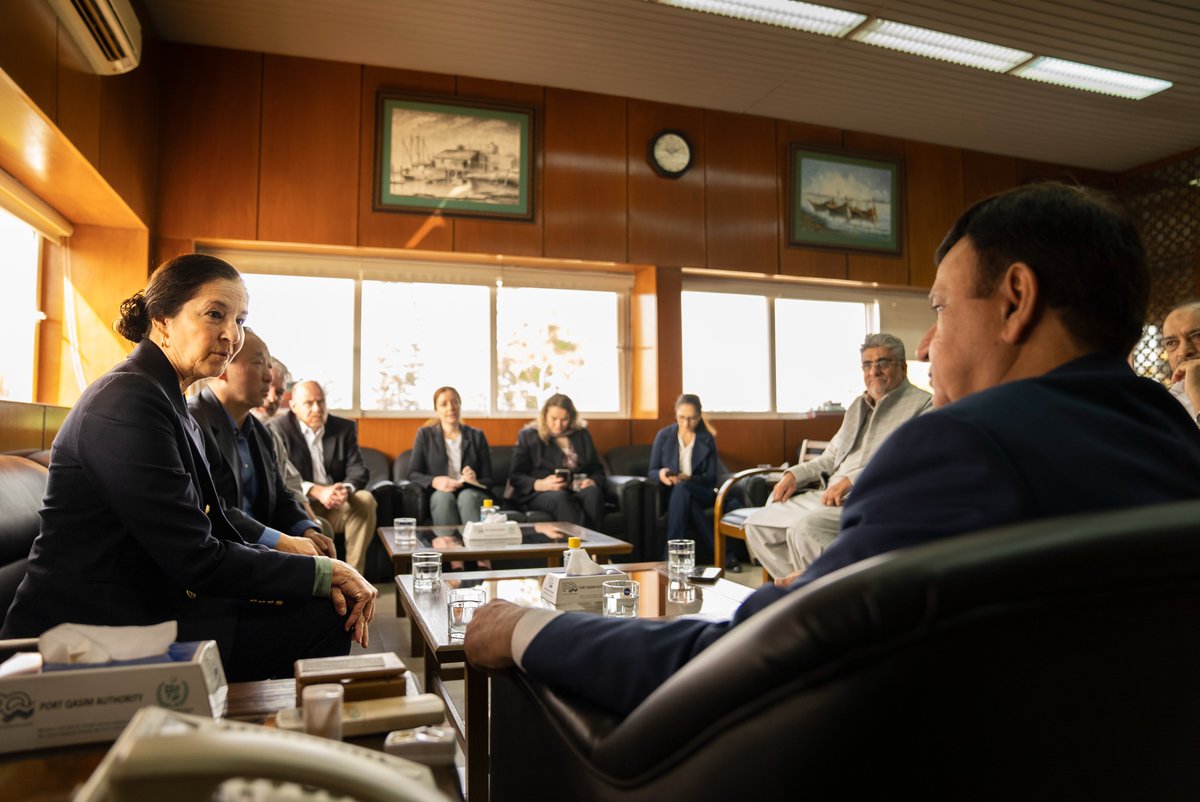 usconsulatekhi's tweet image. OES Assistant Secretary Medina showed her support for #GreenAlliance goals.  Her visit to the Port Qasim mangrove restoration project, MagnifiScience Center, and meeting with Sindh government officials underscored the importance of working together to combat climate change.  1/2
