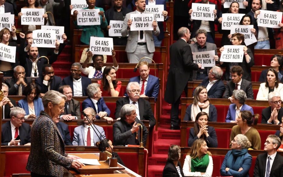 FranceNews24's tweet photo. 🔴 INFO - #Politique : #ReformesDesRetraites : L'Assemblée va examiner à partir de 16h 2 motions de censure contre le gouvernement Borne qui ont peu de chances d'être votées, ouvrant la voie à l'adoption définitive de la réforme des retraites malgré la colère dans le pays. https://t.co/39UusO18Ap