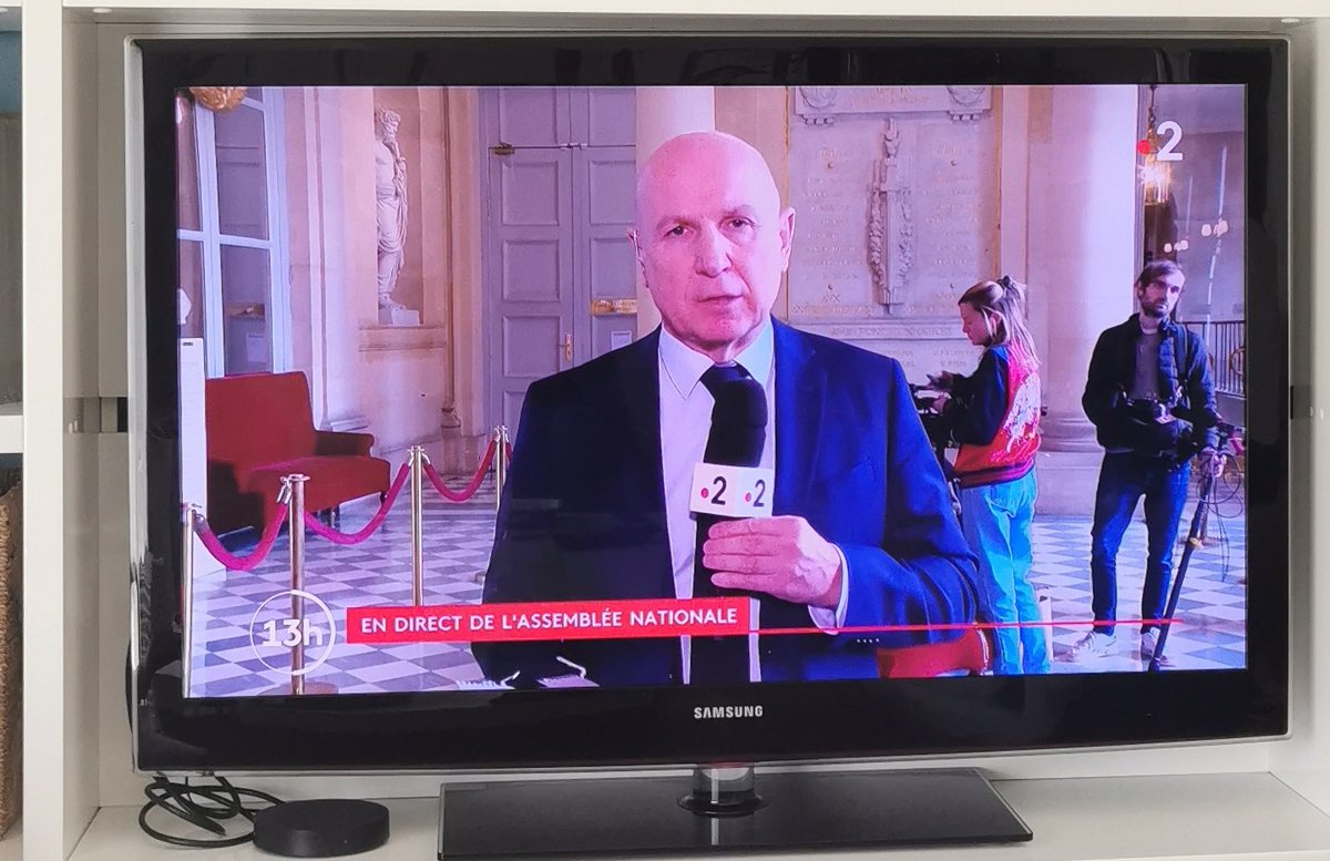 _la_plage's tweet photo. @Qofficiel en infiltration dans le journal de @France2tv 😂 https://t.co/wrW4ve37ee
