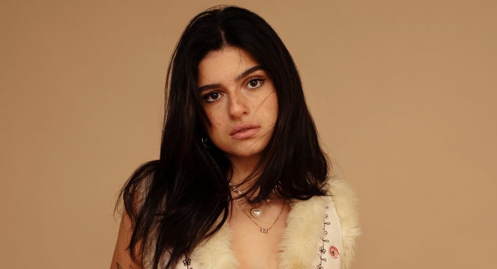 We caught up with Canadian-born musician @renforshort where she discussed her debut album, her start as an independent artist, her dream live gig, and what it was like working with her all-time favorite singer, Jake Bugg. Read more: buff.ly/3lsvF0Q