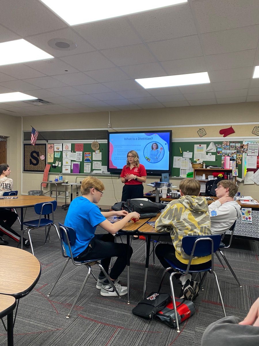 Mrs. Schneider welcomed Holly Hawkins, a dietetic intern from USI! Holly presented information on careers in Food and Nutrition and on programs at USI. #WeAreMV