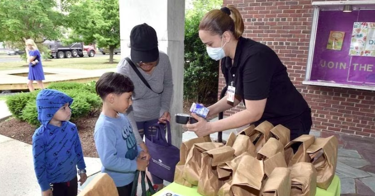 As pandemic-era expanded SNAP benefits come to an end, #libraries help fill in the gap to address a potential “hunger cliff,” reports @GOVERNING. Learn how some libraries are engaging with #foodjustice: 
www-governing-com.cdn.ampproject.org/c/s/www.govern… 

#foodisaright
